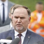 01.06.2021. Sandomierz. Konferencja dotycząca przebudowy starego mostu na Wiśle w Sandomierzu. Na zdjęciu: Marek Kwitek, poseł PiS / Jarosław Kubalski / Radio Kielce