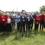 01.06.2021. Sandomierz. Wizyta wiceminister rolnictwa Anny Gembickiej w Sandomierzu. Na zdjęciu (w środku): Bartłomiej Orzeł - pełnomocnik premiera ds. czystego powietrza, Anna Gembicka - wiceminister rolnictwa i rozwoju wsi, Marek Kwitek - poseł PiS, Krzysztof Lipiec - prezes świętokrzyskich struktur PiS, Andrzej Bętkowski - marszałek województwa świętokrzyskiego i Jerzy Pośpiech dyrektor Świętokrzyskiego Ośrodka Doradztwa Rolniczego w Modliszewicach / Jarosław Kubalski / Radio Kielce