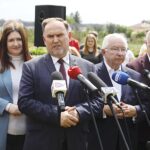 01.06.2021. Sandomierz. Wizyta wiceminister rolnictwa Anny Gembickiej w Sandomierzu. Na zdjęciu (od lewej): Anna Gembicka - wiceminister rolnictwa i rozwoju wsi, Marek Kwitek - poseł PiS, Krzysztof Lipiec - prezes świętokrzyskich struktur PiS i Andrzej Bętkowski - marszałek województwa świętokrzyskiego / Jarosław Kubalski / Radio Kielce