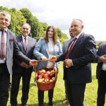 01.06.2021. Sandomierz. Wizyta wiceminister rolnictwa Anny Gembickiej w Sandomierzu. Na zdjęciu (od lewej): Jerzy Pośpiech - dyrektor Świętokrzyskiego Ośrodka Doradztwa Rolniczego w Modliszewicach, Marek Kwitek - poseł PiS, Anna Gembicka - wiceminister rolnictwa i rozwoju wsi, Bartłomiej Orzeł - pełnomocnik premiera ds. czystego powietrza, Piotr Lipiński - dyrektor sandomierskiego oddziału ŚODR i Krzysztof Lipiec - prezes świętokrzyskich struktur PiS / Jarosław Kubalski / Radio Kielce