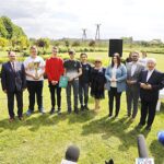 01.06.2021. Sandomierz. Wizyta wiceminister rolnictwa Anny Gembickiej w Sandomierzu. Na zdjęciu (od lewej): Waldemar Maruszczak - kierownik biura powiatowego ARiMR w Sandomierzu, Marek Kwitek - poseł PiS, uczniowie Zespołu Szkół Centrum Kształcenia Rolniczego w Sandomierzu, Alicja Szatan - dyrektor Zespołu Szkół Centrum Kształcenia Rolniczego w Sandomierzu, Anna Gembicka - wiceminister rolnictwa i rozwoju wsi, Bartłomiej Orzeł - pełnomocnik premiera ds. czystego powietrza, Krzysztof Lipiec - prezes świętokrzyskich struktur PiS i : Jerzy Pośpiech dyrektor Świętokrzyskiego Ośrodka Doradztwa Rolniczego w Modliszewicach / Jarosław Kubalski / Radio Kielce