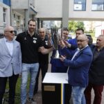 07.06.2021. Kielce. Przekazanie pucharu zdobytego za mistrzostwo Polski przez Łomżę VIVE. Na zdjęciu (od lewej): Marian Urban - prezes Zarządu Klubu Sportowego VIVE, Andreas Wolf - bramkarz, Tałant Dujszebajew - trener, doktor Rafał Wójcicki, doktor Bartosz Markiewicz, Bartosz Stemplewski - dyrektor Wojewódzkiego Szpitala Zespolonego w Kielcach,  Tadeusz Dziedzic - wiceprezes Zarządu Klubu Sportowego VIVE, / Jarosław Kubalski / Radio Kielce