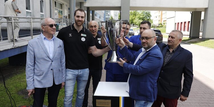 07.06.2021. Kielce. Przekazanie pucharu zdobytego za mistrzostwo Polski przez Łomżę VIVE. Na zdjęciu (od lewej): Marian Urban - prezes Zarządu Klubu Sportowego VIVE, Andreas Wolf - bramkarz, Tałant Dujszebajew - trener, doktor Rafał Wójcicki, doktor Bartosz Markiewicz, Bartosz Stemplewski - dyrektor Wojewódzkiego Szpitala Zespolonego w Kielcach,  Tadeusz Dziedzic - wiceprezes Zarządu Klubu Sportowego VIVE, / Jarosław Kubalski / Radio Kielce