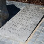 20.06.2021. Suskrajowice. Odsłonięcie pomnika upamiętniającego dwie żydowskie rodziny Katz i Frydman, zamordowane wiosną 1943 roku / Wiktor Taszłow / Radio Kielce