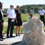 20.06.2021. Suskrajowice. Odsłonięcie pomnika upamiętniającego dwie żydowskie rodziny Katz i Frydman, zamordowane wiosną 1943 roku. Na zdjęciu (od lewej): Gadka Boaz i Kuba Lewinger - przedstawiciele krakowskiej gminy wyznaniowej żydowskiej i Agnieszka Dziarmaga - kierownik Ośrodka Edukacyjno-Muzealnego „Świętokrzyski Sztetl” / Wiktor Taszłow / Radio Kielce