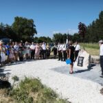 20.06.2021. Suskrajowice. Odsłonięcie pomnika upamiętniającego dwie żydowskie rodziny Katz i Frydman, zamordowane wiosną 1943 roku / Wiktor Taszłow / Radio Kielce