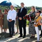 20.06.2021. Suskrajowice. Odsłonięcie pomnika upamiętniającego dwie żydowskie rodziny Katz i Frydman, zamordowane wiosną 1943 roku. Na zdjęciu (od lewej): Piotr Wawrzyk - wiceminister spraw zagranicznych i Paweł Wójcik - burmistrz Chmielnika / Wiktor Taszłow / Radio Kielce