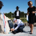 20.06.2021. Suskrajowice. Odsłonięcie pomnika upamiętniającego dwie żydowskie rodziny Katz i Frydman, zamordowane wiosną 1943 roku. Na zdjęciu (od lewej): Gadka Boaz i Kuba Lewinger - przedstawiciele krakowskiej gminy wyznaniowej żydowskiej i Agnieszka Dziarmaga - kierownik Ośrodka Edukacyjno-Muzealnego „Świętokrzyski Sztetl” / Wiktor Taszłow / Radio Kielce