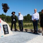 20.06.2021. Suskrajowice. Odsłonięcie pomnika upamiętniającego dwie żydowskie rodziny Katz i Frydman, zamordowane wiosną 1943 roku. Na zdjęciu (od lewej): Gadka Boaz i Kuba Lewinger - przedstawiciele krakowskiej gminy wyznaniowej żydowskiej, Piotr Wawrzyk - wiceminister spraw zagranicznych i Agnieszka Dziarmaga - kierownik Ośrodka Edukacyjno-Muzealnego „Świętokrzyski Sztetl” / Wiktor Taszłow / Radio Kielce