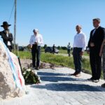 20.06.2021. Suskrajowice. Odsłonięcie pomnika upamiętniającego dwie żydowskie rodziny Katz i Frydman, zamordowane wiosną 1943 roku. Na zdjęciu (od lewej): Gadka Boaz i Kuba Lewinger - przedstawiciele krakowskiej gminy wyznaniowej żydowskiej, Piotr Wawrzyk - wiceminister spraw zagranicznych, Paweł Wójcik - burmistrz Chmielnika / Wiktor Taszłow / Radio Kielce