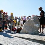 20.06.2021. Suskrajowice. Odsłonięcie pomnika upamiętniającego dwie żydowskie rodziny Katz i Frydman, zamordowane wiosną 1943 roku / Wiktor Taszłow / Radio Kielce