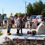 20.06.2021. Suskrajowice. Odsłonięcie pomnika upamiętniającego dwie żydowskie rodziny Katz i Frydman, zamordowane wiosną 1943 roku / Wiktor Taszłow / Radio Kielce