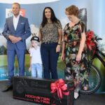 21.06.2021. Piekoszów. Finał loterii podatkowej. Na zdjęciu (od lewej): Zbigniew Piątek - wójt Piekoszowa, Elżbieta Sobura z synem Wiktorem, Barbara Drogosz - przewodnicząca rady gminy Piekoszów / Wiktor Taszłow / Radio Kielce