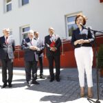 14.06.2021. Krępa. Oddanie do użytku mieszkań socjalnych. Na zdjęciu (od lewej): Zbigniew Koniusz - wojewoda świętokrzyski, Krzysztof Lipiec - prezes świętokrzyskich struktur PiS, Wiesław Kowalczyk - przewodniczący Rady Gminy Iwaniska, Marek Staniek - wójt Iwanisk i Marlena Maląg - minister rodziny i polityki społecznej / Jarosław Kubalski / Radio Kielce