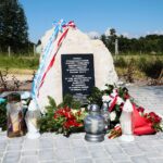 20.06.2021. Suskrajowice. Odsłonięcie pomnika upamiętniającego dwie żydowskie rodziny Katz i Frydman, zamordowane wiosną 1943 roku / Wiktor Taszłow / Radio Kielce