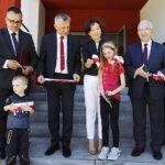 14.06.2021. Krępa. Oddanie do użytku mieszkań socjalnych. Na zdjęciu (od lewej): Marek Staniek - wójt Iwanisk, Zbigniew Koniusz - wojewoda świętokrzyski, Marlena Maląg - minister rodziny i polityki społecznej, Krzysztof Lipiec - prezes świętokrzyskich struktur PiS i Wiesław Kowalczyk - przewodniczący Rady Gminy Iwaniska / Jarosław Kubalski / Radio Kielce