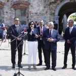 14.06.2021. Ujazd. Piknik rodzinny na zamku Krzyżtopór. Na zdjęciu (od lewej): Marek Staniek - wójt Iwanisk, Marlena Maląg - minister rodziny i polityki społecznej, Zbigniew Koniusz - wojewoda świętokrzyski, Krzysztof Lipiec - lider świętokrzyskich struktur Prawa i Sprawiedliwości, Wiesław Kowalczyk - przewodniczący Rady Gminy Iwaniska / Jarosław Kubalski / Radio Kielce