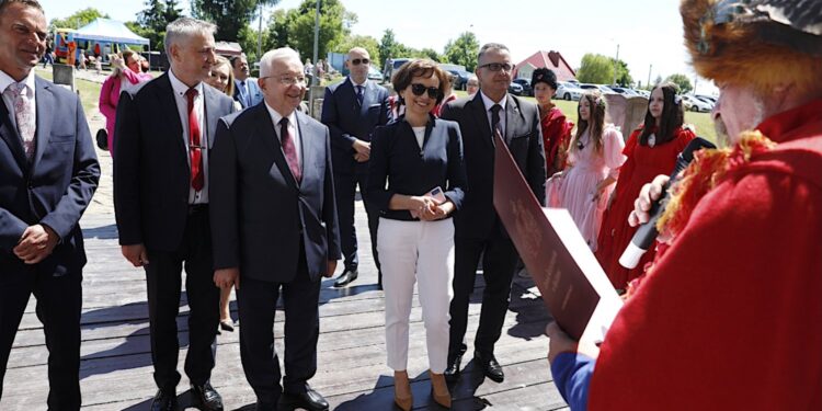 14.06.2021. Ujazd. Piknik rodzinny na zamku Krzyżtopór. Na zdjęciu (od lewej): Wiesław Kowalczyk - przewodniczący Rady Gminy Iwaniska, Zbigniew Koniusz - wojewoda świętokrzyski, Krzysztof Lipiec - lider świętokrzyskich struktur Prawa i Sprawiedliwości, Marlena Maląg - minister rodziny i polityki społecznej, Marek Staniek - wójt Iwanisk / Jarosław Kubalski / Radio Kielce