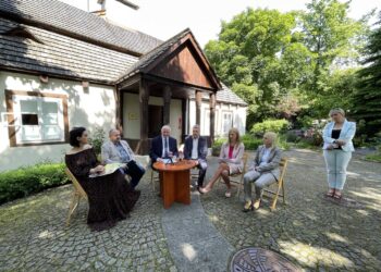 15.06.2021. Kielce. Konferencja poświęcona wydarzeniom organizowanym w Parku Etnograficznym w Tokarni. Na zdjęciu (od lewej): Magdalena Sitek - Radio Kielce, Sławomir Neugebauer - dyrektor Departamentu Rolnictwa i Rozwoju Obszarów Wiejskich urzędu marszałkowskiego, Marek Jońca - członek zarządu województwa świętokrzyskiego, Jarosław Karyś - zastępca dyrektora Muzeum Wsi Kieleckiej, Agnieszka Pietrzak - zastępca dyrektora Świętokrzyskiego Ośrodka Doradztwa Rolniczego w Modliszewicach, Elzbieta Kwiecień-Ząbek - zastępca dyrektora Departamentu Rolnictwa i Rozwoju Obszarów Wiejskich urzędu marszałkowskiego, Beata Ryń - kierownik Działu Promocji i Marketingu Muzeum Wsi Kieleckiej / Jarosław Kubalski / Radio Kielce