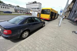 15.06.2021. Kielce. Zderzenie autobusu z autem osobowym na ulicy Żelaznej / Jarosław Kubalski / Radio Kielce