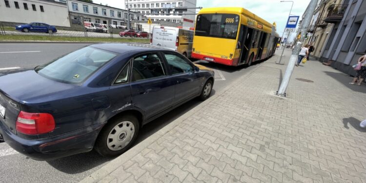 15.06.2021. Kielce. Zderzenie autobusu z autem osobowym na ulicy Żelaznej / Jarosław Kubalski / Radio Kielce