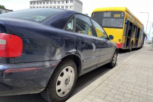 15.06.2021. Kielce. Zderzenie autobusu z autem osobowym na ulicy Żelaznej / Jarosław Kubalski / Radio Kielce