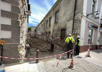 15.06.2021. Kielce. Przygotowanie do burzenia kamienic, które znajdują się w podwórku za głównym budynkiem Teatru im. Stefana Żeromskiego / Jarosław Kubalski / Radio Kielce