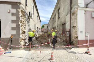 15.06.2021. Kielce. Przygotowanie do burzenia kamienic, które znajdują się w podwórku za głównym budynkiem Teatru im. Stefana Żeromskiego / Jarosław Kubalski / Radio Kielce