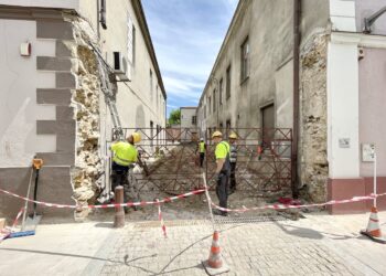 15.06.2021. Kielce. Przygotowanie do burzenia kamienic, które znajdują się w podwórku za głównym budynkiem Teatru im. Stefana Żeromskiego / Jarosław Kubalski / Radio Kielce