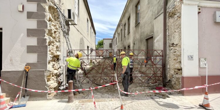 15.06.2021. Kielce. Przygotowanie do burzenia kamienic, które znajdują się w podwórku za głównym budynkiem Teatru im. Stefana Żeromskiego / Jarosław Kubalski / Radio Kielce