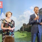 21.06.2021. Piekoszów. Finał loterii podatkowej. Na zdjęciu (od lewej): Barbara Drogosz - przewodnicząca rady gminy Piekoszów, Zbigniew Piątek - wójt Piekoszowa / Wiktor Taszłow / Radio Kielce