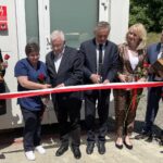 04.06.2021. Opatów. Przekazanie tomografu dla szpitala. Na zdjęciu (od lewej): Małgorzata Jalowska - wicestarosta opatowski, Mieczysława Tarnowska - naczelna pielęgniarka, poseł Krzysztof Lipiec, Zbigniew Koniusz - wojewoda świętokrzyski, Ewelina Wójcik - prezes szpitala, Tomasz Staniek - starosta opatowski / Anna Głąb / Radio Kielce