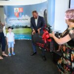 21.06.2021. Piekoszów. Finał loterii podatkowej. Na zdjęciu (od lewej): Elżbieta Sobura z synem Wiktorem, Zbigniew Piątek - wójt Piekoszowa, Barbara Drogosz - przewodnicząca rady gminy Piekoszów / Wiktor Taszłow / Radio Kielce