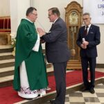 06.06.2021 Skarżysko-Kamienna. Przekazanie sztandaru Stowarzyszeniu Represjonowanych w Stanie Wojennym Regionu Świętokrzyskiego. Na zdjęciu od lewej: ks. prałat Jerzy Karbownik, minister Jan Józef Kasprzyk, prezes stowarzyszenia Jerzy Stopa / Anna Głąb / Radio Kielce