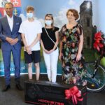 21.06.2021. Piekoszów. Finał loterii podatkowej. Na zdjęciu (od lewej): Zbigniew Piątek - wójt Piekoszowa, Iwona Dżaman  z synem Dominikiem,  Barbara Drogosz - przewodnicząca rady gminy Piekoszów / Wiktor Taszłow / Radio Kielce