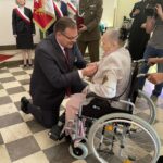 06.06.2021 Skarżysko-Kamienna. Przekazanie sztandaru Stowarzyszeniu Represjonowanych w Stanie Wojennym Regionu Świętokrzyskiego. Na zdjęciu od lewej: minister Jan Józef Kasprzyk, Helena Stopa / Anna Głąb / Radio Kielce