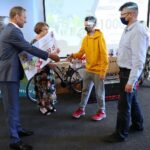 21.06.2021. Piekoszów. Finał loterii podatkowej. Na zdjęciu (od lewej): Zbigniew Piątek - wójt Piekoszowa, Barbara Drogosz - przewodnicząca rady gminy Piekoszów, Mariusz Łukasik z synem Kamilem / Wiktor Taszłow / Radio Kielce