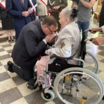 06.06.2021 Skarżysko-Kamienna. Przekazanie sztandaru Stowarzyszeniu Represjonowanych w Stanie Wojennym Regionu Świętokrzyskiego. Na zdjęciu od lewej: minister Jan Józef Kasprzyk, Helena Stopa / Anna Głąb / Radio Kielce