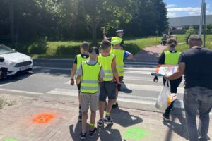 15.06.2021. Łagów. Funkcjonariusze uczyli dzieci, jak bezpiecznie poruszać się po drodze / Monika Miller / Radio Kielce