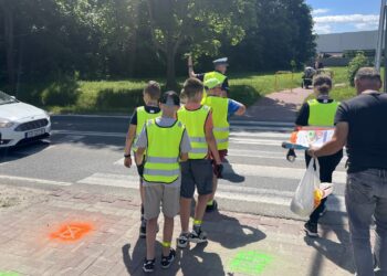 15.06.2021. Łagów. Funkcjonariusze uczyli dzieci, jak bezpiecznie poruszać się po drodze / Monika Miller / Radio Kielce