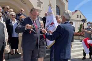 06.06.2021 Skarżysko-Kamienna. Przekazanie sztandaru Stowarzyszeniu Represjonowanych w Stanie Wojennym Regionu Świętokrzyskiego. Na zdjęciu minister Jan Józef Kasprzyk / Anna Głąb / Radio Kielce