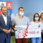 21.06.2021. Piekoszów. Finał loterii podatkowej. Na zdjęciu (od lewej): Zbigniew Piątek - wójt Piekoszowa, Artur Dobrowolski z córką Julią, Barbara Drogosz - przewodnicząca rady gminy Piekoszów / Wiktor Taszłow / Radio Kielce