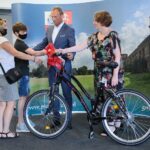 21.06.2021. Piekoszów. Finał loterii podatkowej. Na zdjęciu (od lewej): Karolina Plech z synem Piotrem, Zbigniew Piątek - wójt Piekoszowa, Barbara Drogosz - przewodnicząca rady gminy Piekoszów / Wiktor Taszłow / Radio Kielce