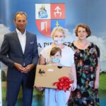 21.06.2021. Piekoszów. Finał loterii podatkowej. Na zdjęciu (od lewej): Zbigniew Piątek - wójt Piekoszowa, Teresa Chojnecka z córka Emilią, Barbara Drogosz - przewodnicząca rady gminy Piekoszów / Wiktor Taszłow / Radio Kielce