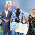 21.06.2021. Piekoszów. Finał loterii podatkowej. Na zdjęciu (od lewej): Zbigniew Piątek - wójt Piekoszowa, Rafał Krężołek z córką Gabrielą, Barbara Drogosz - przewodnicząca rady gminy Piekoszów / Wiktor Taszłow / Radio Kielce