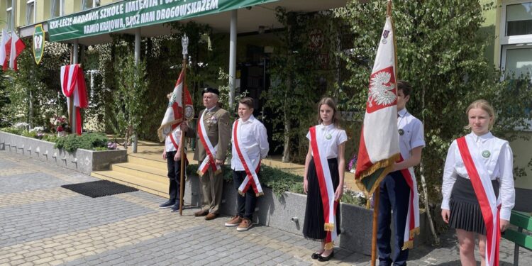 11.06.2021. Wielka Wieś. 30. rocznica nadania Szkole Podstawowej imienia Świętokrzyskich Partyzantów Armii Krajowej / Anna Głąb / Radio Kielce