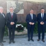 18.06.2021. Kielce. 72. rocznica urodzin Lecha Kaczyńskiego. Na zdjęciu (od lewej): Andrzej Bętkowski - marszałek województwa świętokrzyskiego, Zbigniew Koniusz - wojewoda świętokrzyski,  Andrzej Pruś - przewodniczący sejmiku województwa świętokrzyskiego, Jarosław Karyś - przewodniczący Rady Miasta Kielce / Monika Miller / Radio Kielce