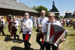 20.06.2021. Tokarnia. Park Etnograficzny. „Jawor u źródeł kultury” / Jarosław Kubalski / Radio Kielce