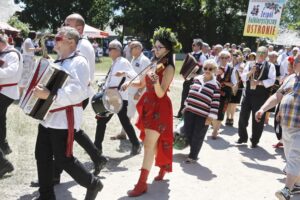 20.06.2021. Tokarnia. Park Etnograficzny. „Jawor u źródeł kultury” / Jarosław Kubalski / Radio Kielce