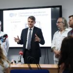 22.06.2021. Kielce. Konferencja dotycząca współpracy GUM-u i świętokrzyskiego Centrum Onkologii. Na zdjęciu (od lewej): prof. Stanisław Góźdź - dyrektor Świętokrzyskiego Centrum Onkologii, prof. Jacek Semaniak - prezes Głównego Urzędu Miar, prof. Janusz Braziewicz - Ujk i ŚCO, Piotr Ziółkowski - dyrektor generalny GUM, / Wiktor Taszłow / Radio Kielce